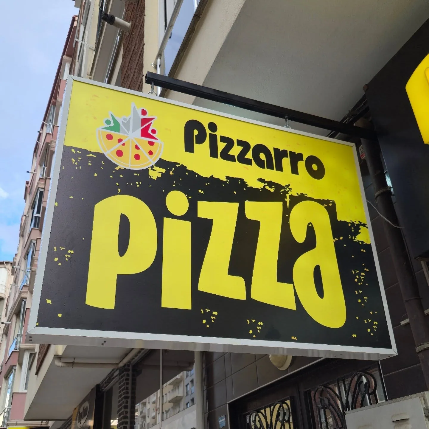 Pizzarro Sallama Tabela, Uşak