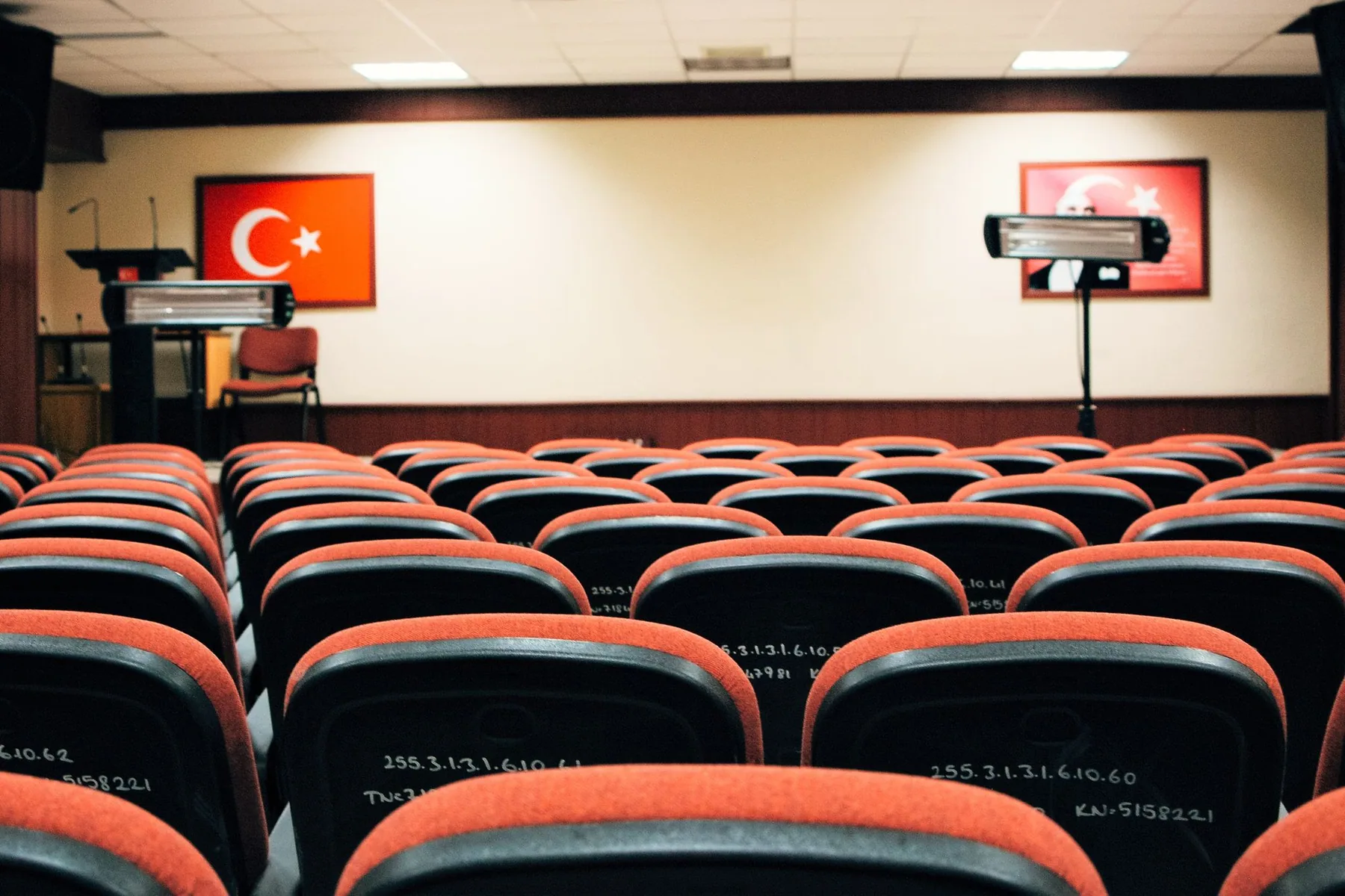 Basın Duvarı (Backdrop), Uşak
