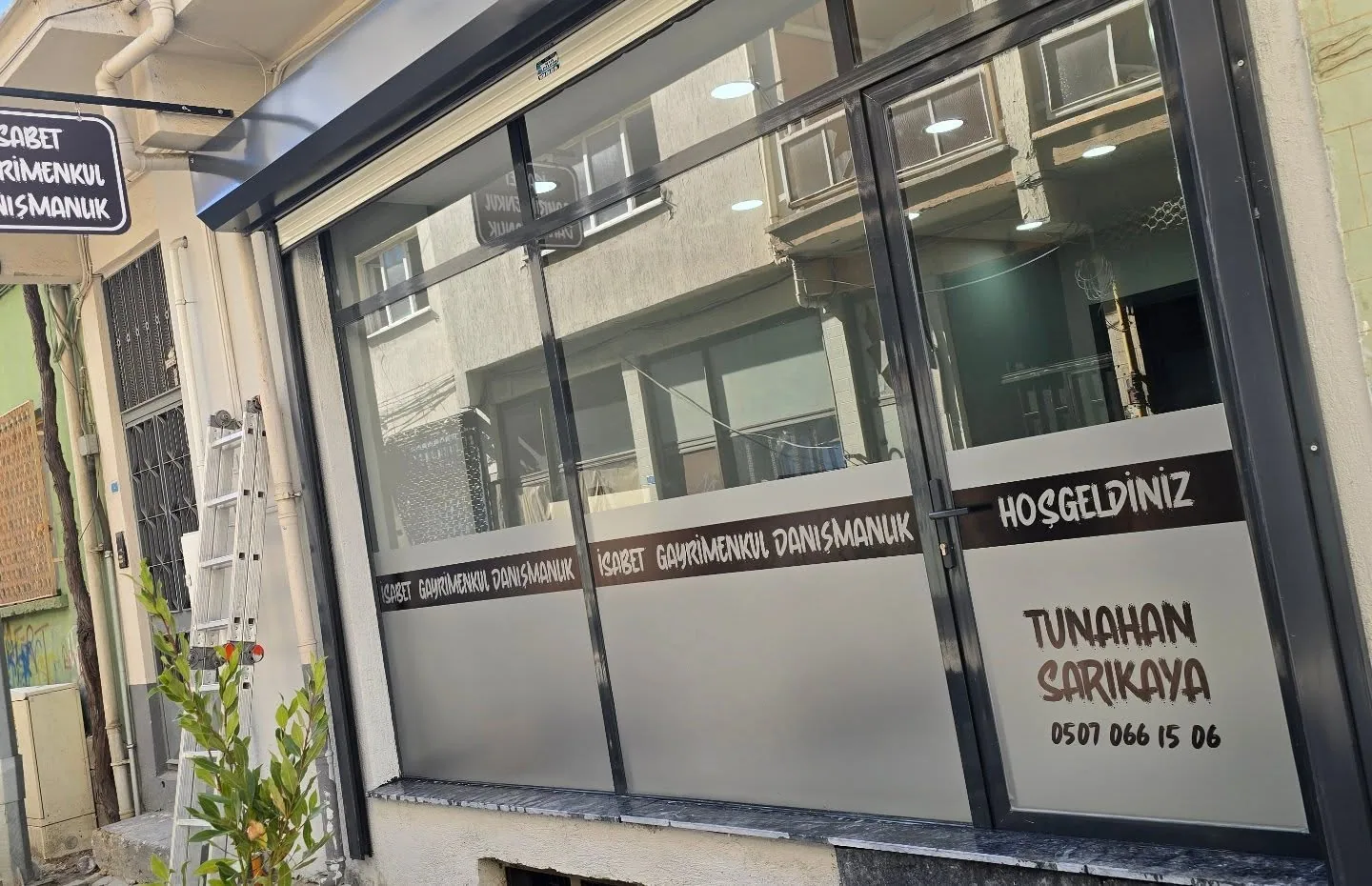 İsabet Gayrimenkul Cam Kumlama ve Sallama Tabela, Uşak
